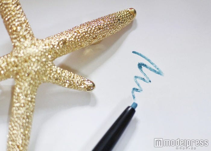 ターコイズブルーでトレンド感あふれる目元を/写真・MAKO(C)モデルプレス