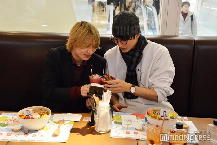 「かんぱ~い」(C)モデルプレス