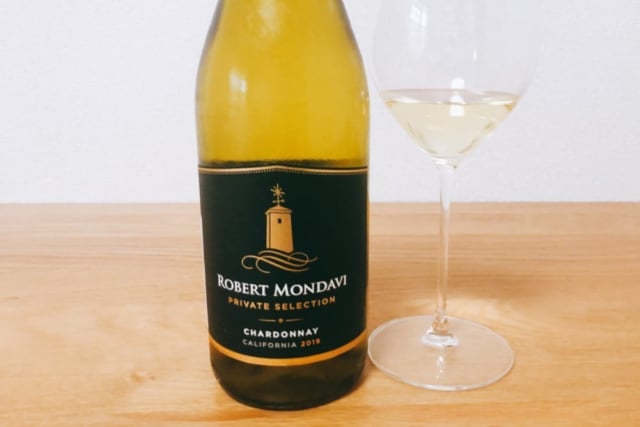 ロバート・モンダヴィ・シャルドネ ボトルとグラス