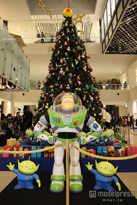 「トイ・ストーリー」のバズとエイリアンの等身大フィギュア（C）Disney／Pixar