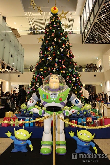 「トイ・ストーリー」のバズとエイリアンの等身大フィギュア(C)Disney/Pixar