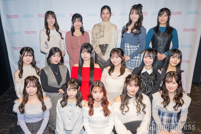 (前列左から)山崎唯菜さん、井田礼香さん、中村凛音さん、香西万桜さん、山下美莉さん(中列左から)柴田璃咲さん、粕谷茉亜紗さん、ドリッシー野田未結さん、山本彩未さん、稲垣瑠奈さん、濱伊吹さん(後列左から)寺西実礼さん、一条美輝さん、菊池陽奈乃さん、安部音愛さん、城井香那さん(C)モデルプレス