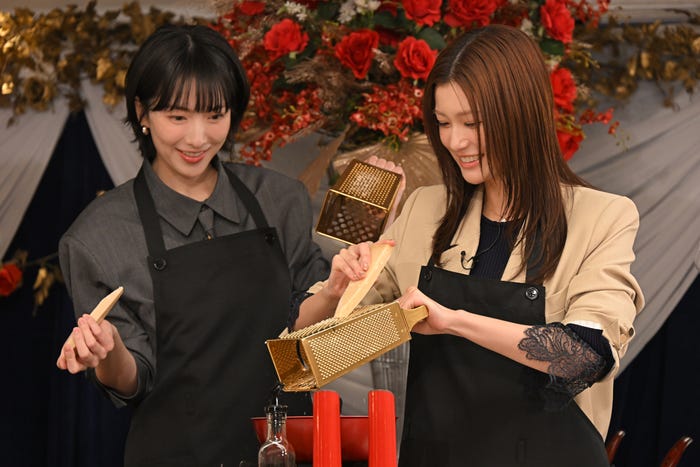 知英、生見愛瑠(C)TBS