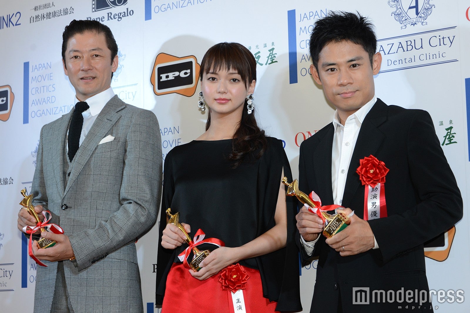 （左から）囲み取材に出席した浅野忠信、多部未華子、伊藤淳史（C）モデルプレス