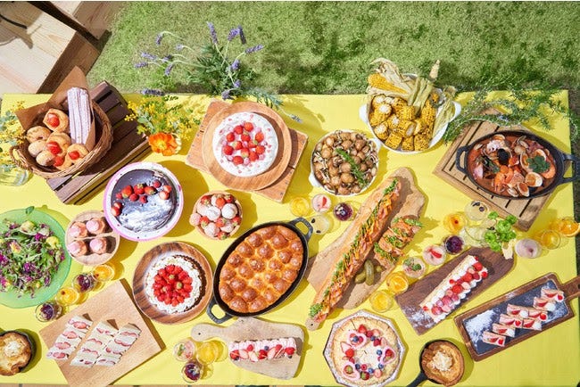 ヒルトン東京お台場「ガールズスイーツキャンピング」アウトドア気分の苺デザートビュッフェ