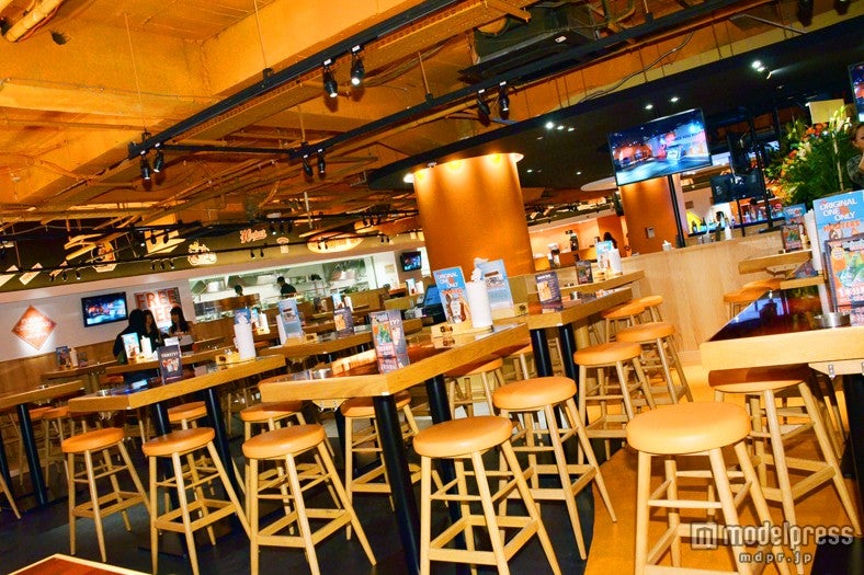 約330の席数を誇る、広い店内