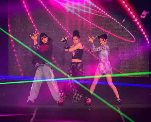 IS:SUE、新曲「THE FLASH GIRL」初披露 うさぎマスコットにお団子ヘア…個性派コーデも注目【GirlsAward 2024AW】