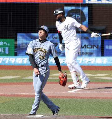 「これ簡単に見えるけどむずいのよね」阪神・佐藤輝が見せたビッグプレーにファン騒然 慣れない右翼で身体能力示す 才木もグラブ叩いて称賛
