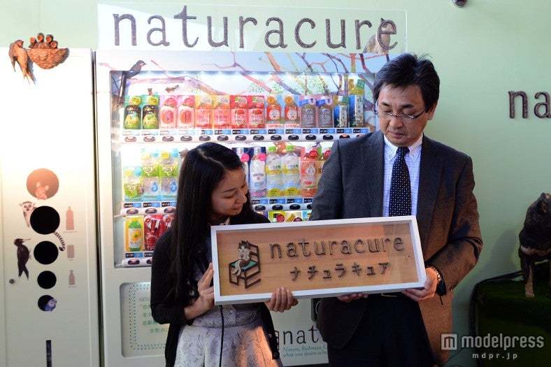 猫が椅子に座っているキュートなロゴ