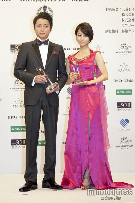 堀北真希、スリットドレスで大人の色気　藤原竜也を“逆エスコート”