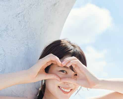 日向坂46丹生明里、赤いワンピース姿でハートポーズにキュン 1st写真集新カット解禁