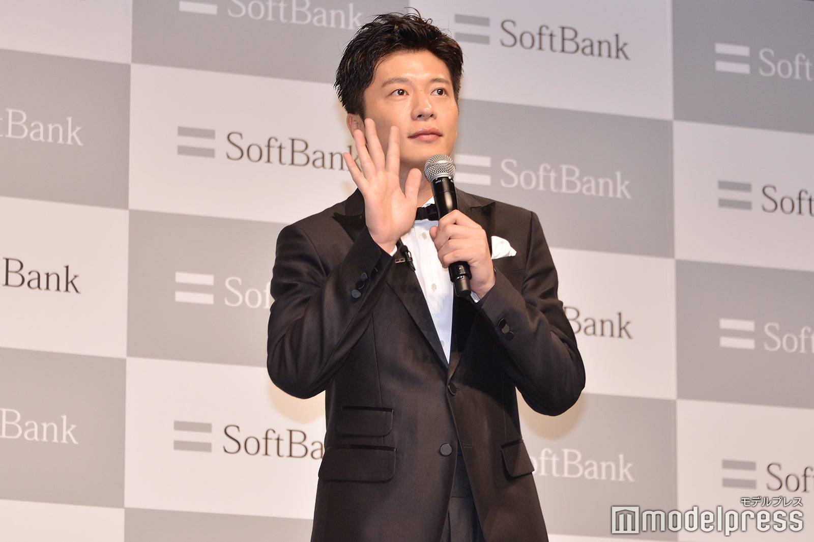 お手振り田中圭（C）モデルプレス