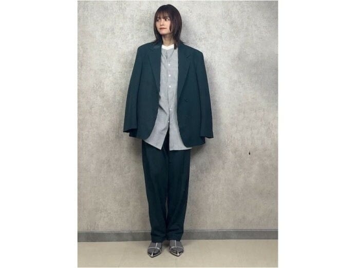 ダークカラーのセットアップはいろんな着まわしができて万能です　出典：WEAR