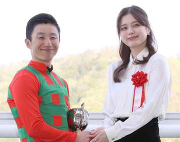 「小顔で本当に美人さん」競馬場に降臨した美人女優にSNS沸く 「スタイル良すぎるし綺麗すぎる」