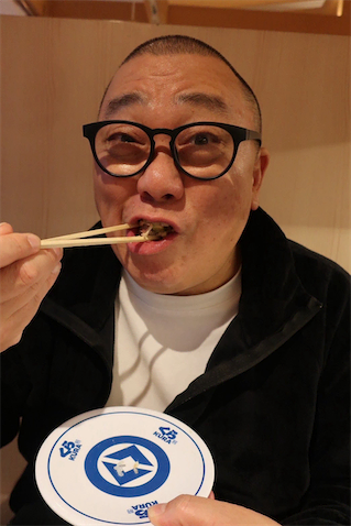 山本圭壱、1歳愛娘とデート「にこりさんは おうどん 喜んでおります」