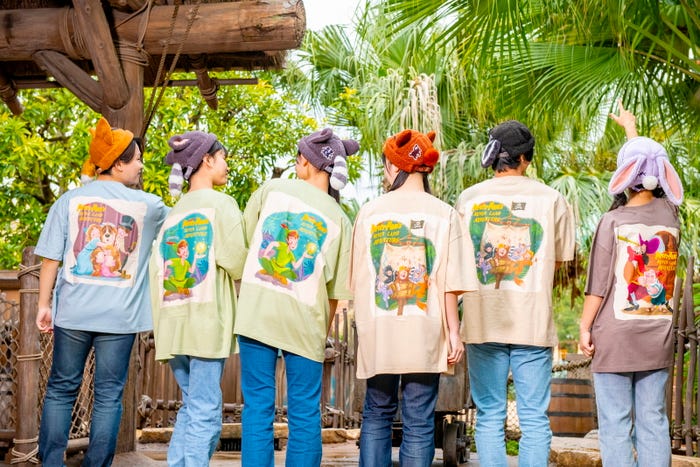 キャップ各3,700円、Tシャツ各4,300円(C)Disney