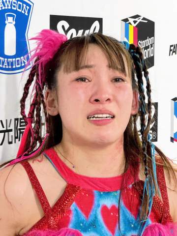 フワちゃん号泣！格上の安納サオリから大金星でシングル初勝利「うれしい」衝撃ムーンサルトプレスも初披露で会場騒然「プロレスは痛い！」