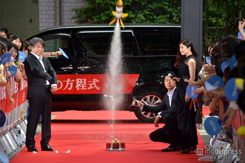 左から：西谷弘監督、福山雅治、吉高由里子