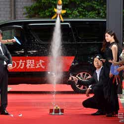 左から:西谷弘監督、福山雅治、吉高由里子