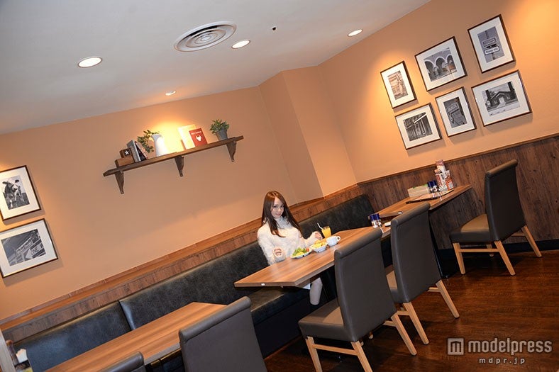 洗練されて広々とした「ステーキガスト」店内。赤い看板の「ガスト」とは雰囲気が異なる