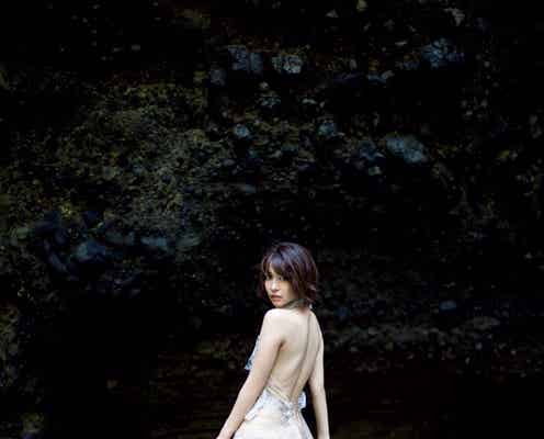 山崎真実、SEXY衣装で美背中大胆露出