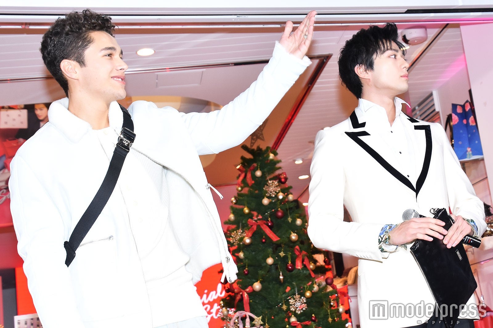 神対応連発のオースティン・マホーン、新田真剣佑 （C）モデルプレス