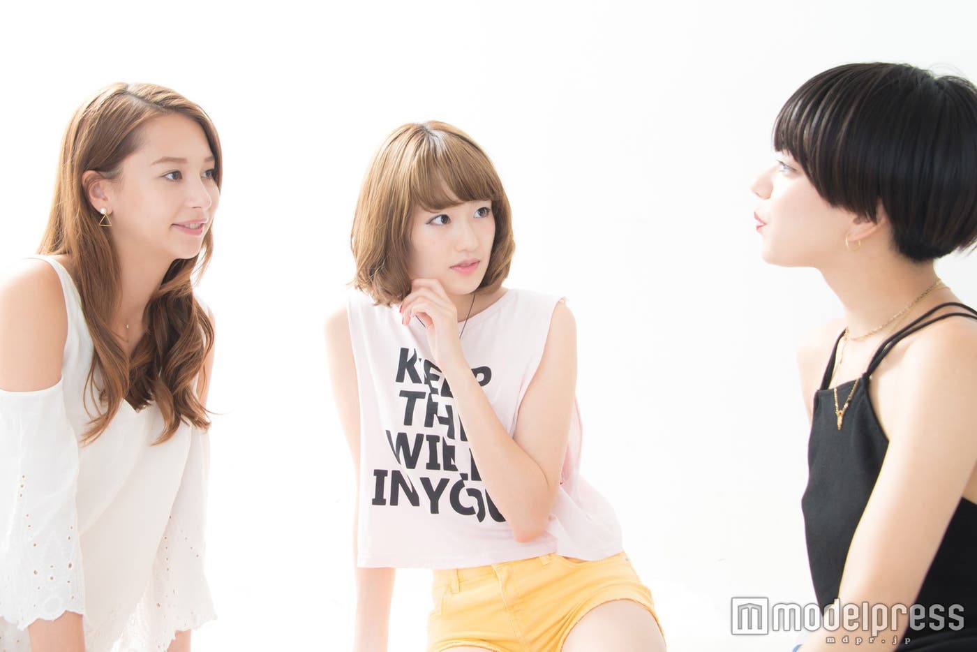 (左から)Niki、越野アンナ、Una (C)モデルプレス