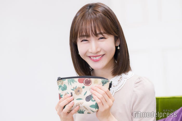 岸本理沙アナウンサーに普段使っているコスメを見せていただきました!(C)モデルプレス