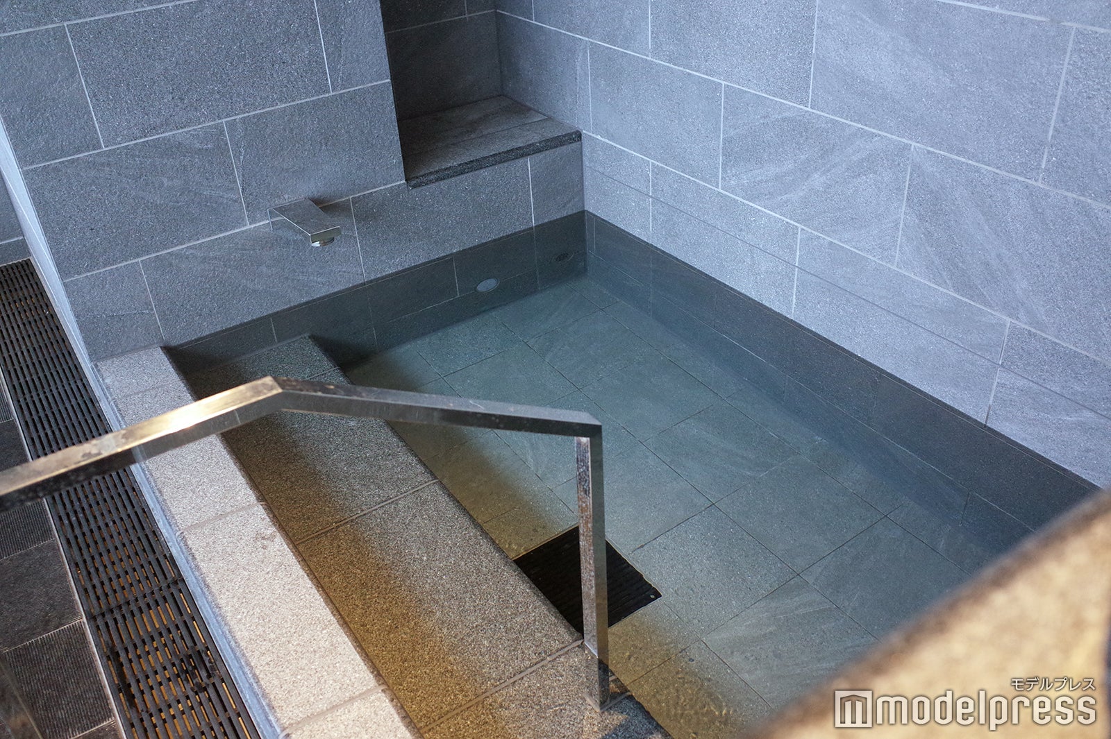 宙湯（水風呂）（C）モデルプレス