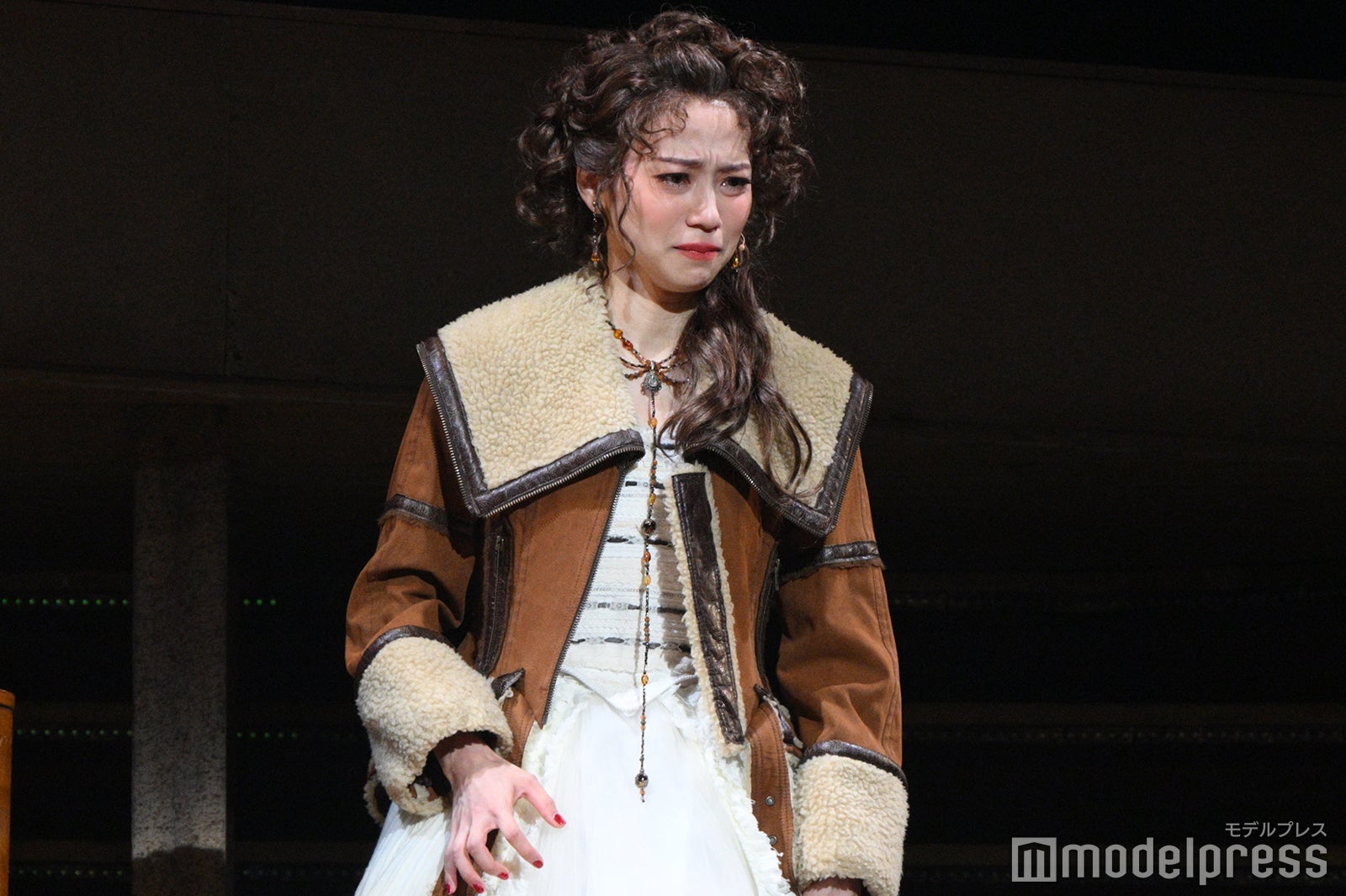 ヴォルフガング（京本大我）が他の女性とキスする姿を目撃したコンスタンツェ（真彩希帆）／「モーツァルト！」ゲネプロより