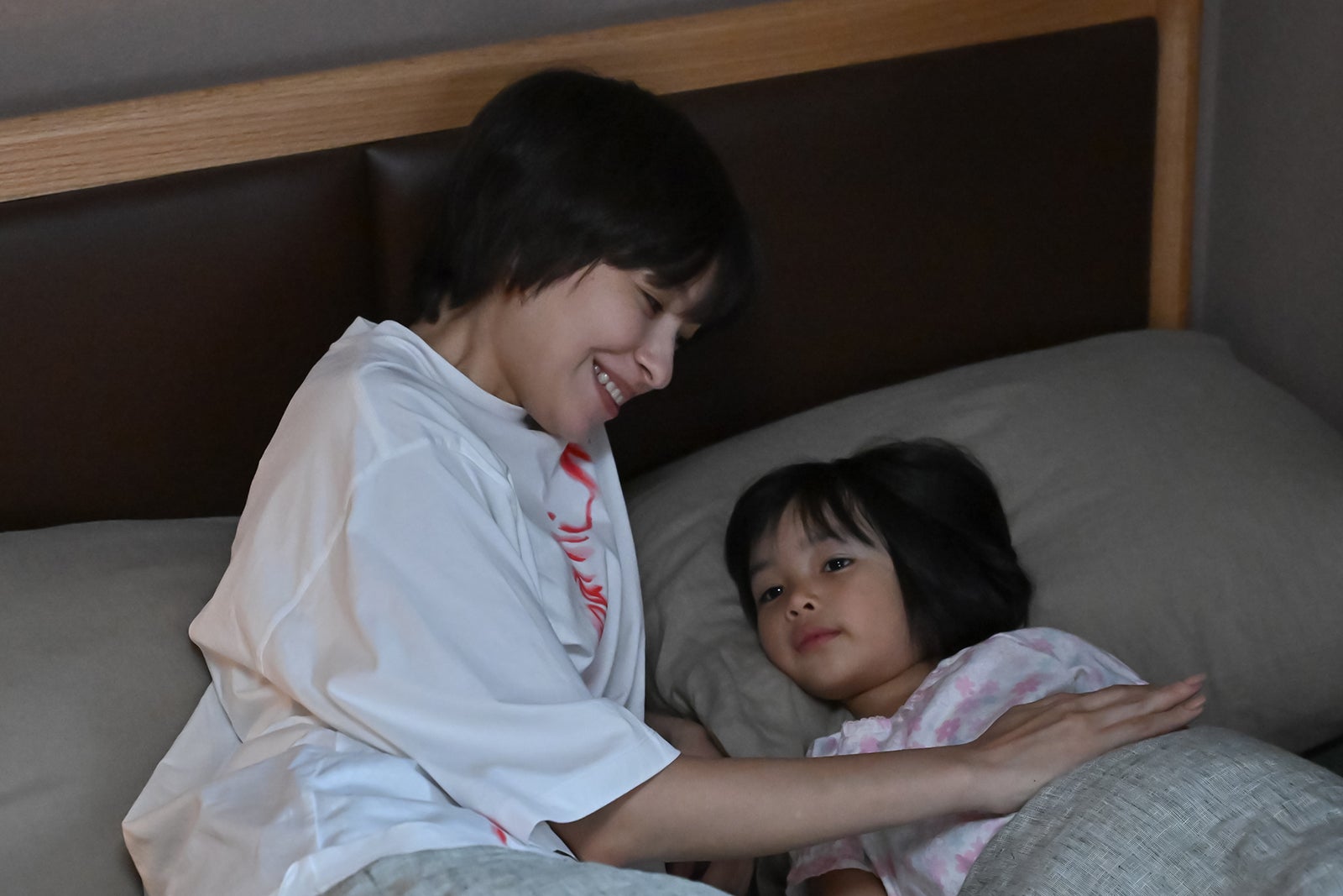 太田莉菜、倉田瑛茉「西園寺さんは家事をしない」第8話より（C）TBS