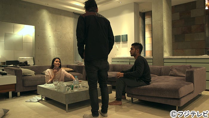ありさ(左)を呼び出す雄基(前)『TERRACE HOUSE BOYS & GIRLS IN THE CITY』16th WEEK(C)フジテレビ/イースト・エンタテインメント