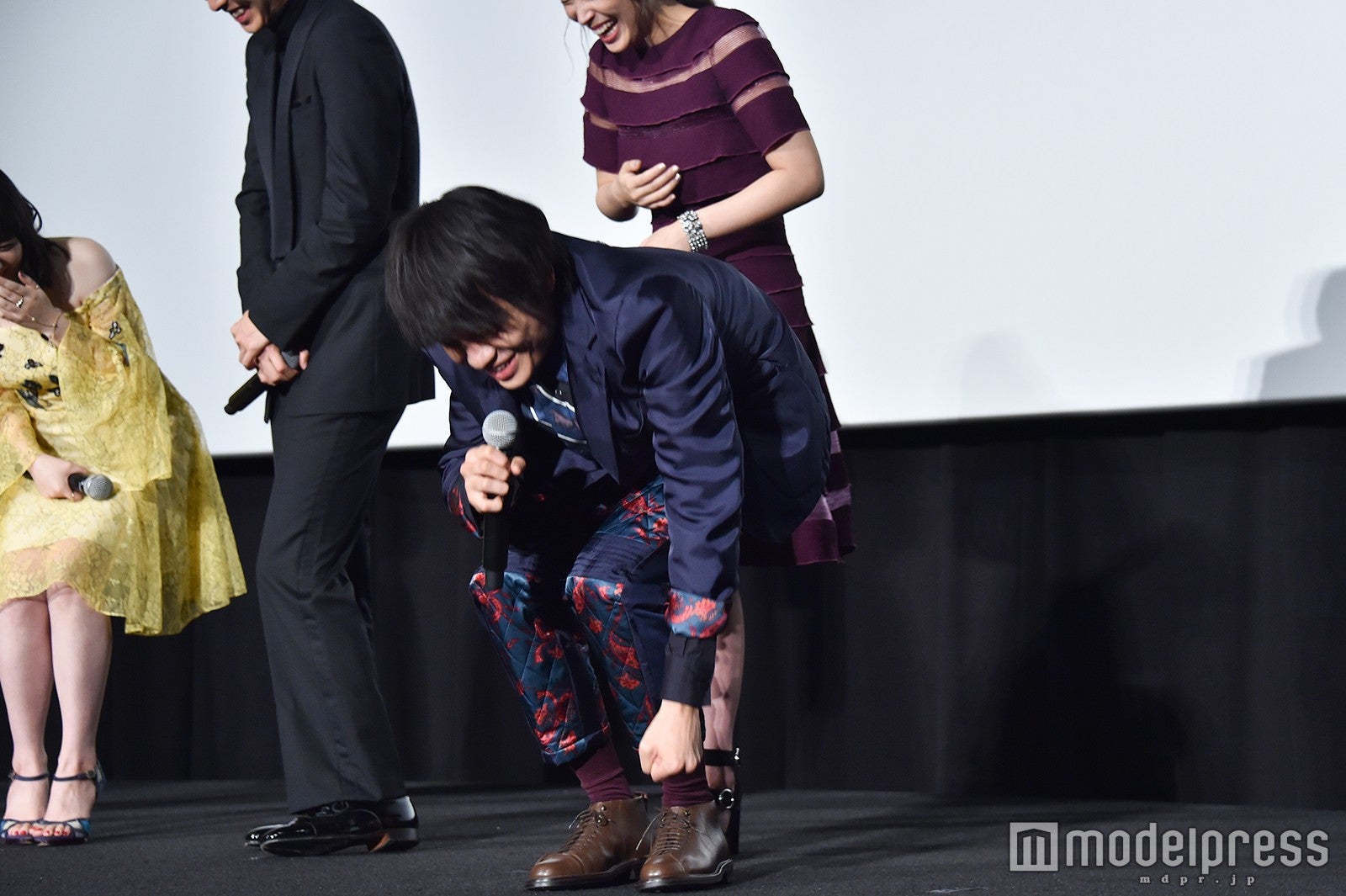 山崎賢人の俊敏な動きを再現する岡山天音 （C）モデルプレス