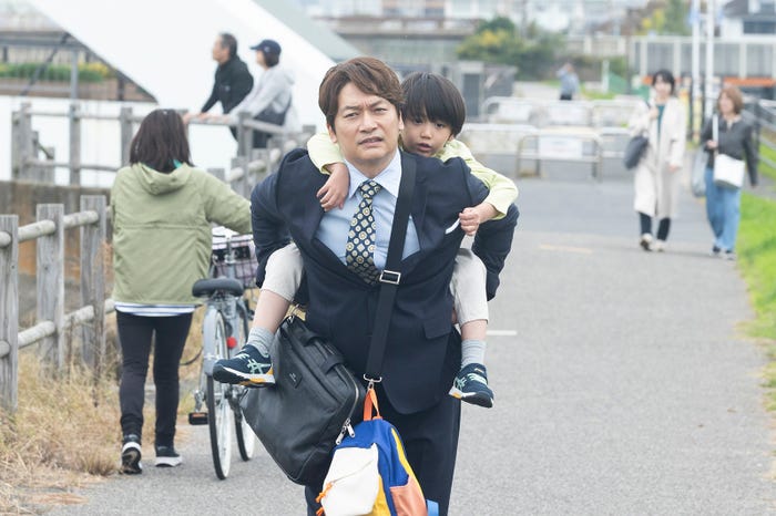 香取慎吾「日本一の最低男 ※私の家族はニセモノだった」(C)フジテレビ