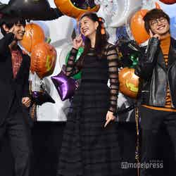 “トリコダンス”を踊った（左から）吉沢亮、新木優子、Nissy （C）モデルプレス