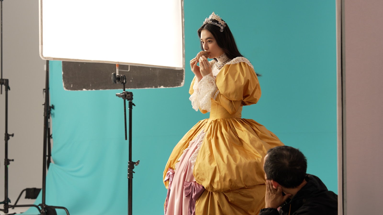 吉田鋼太郎、八木莉可子／新TVCM「絶品シュークリーム大集合」篇（提供写真）