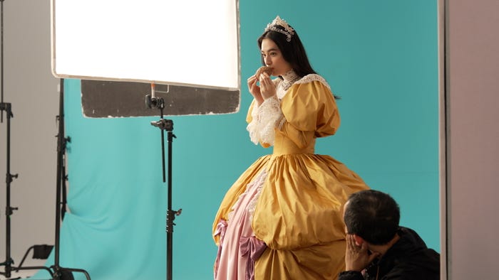 吉田鋼太郎、八木莉可子/新TVCM「絶品シュークリーム大集合」篇(提供写真)
