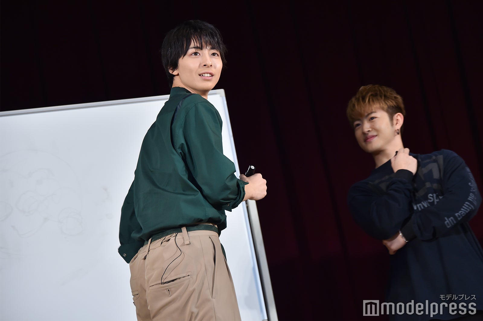 高杉真宙／「“佐野玲於”の似顔絵1分描写対決」の様子 （C）モデルプレス