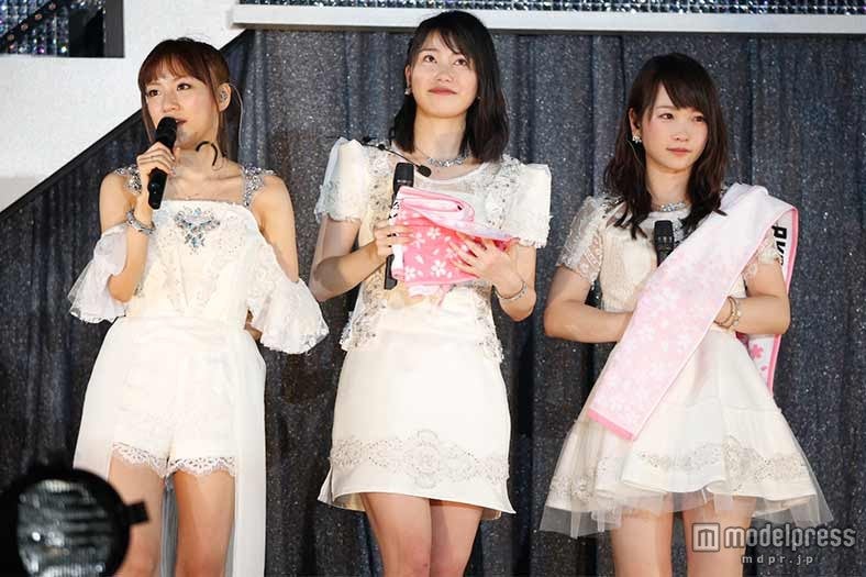 （左から）高橋みなみ、横山由依、川栄李奈（C）AKS