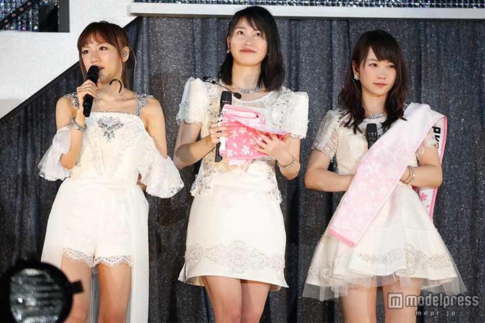 (左から)高橋みなみ、横山由依、川栄李奈(C)AKS