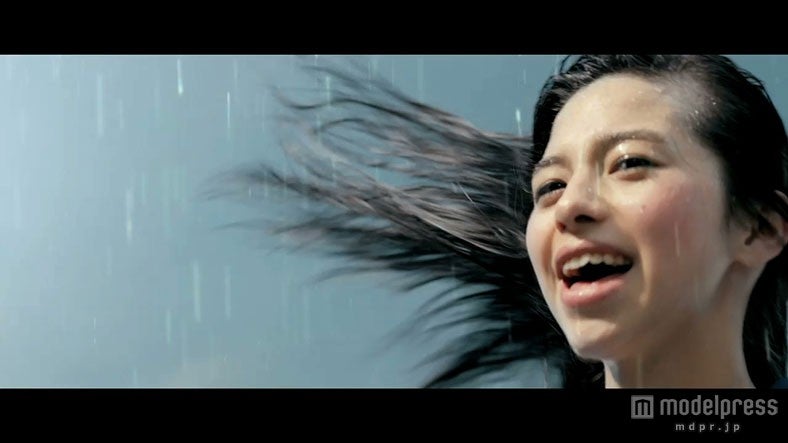 熱唱している中条あやみ