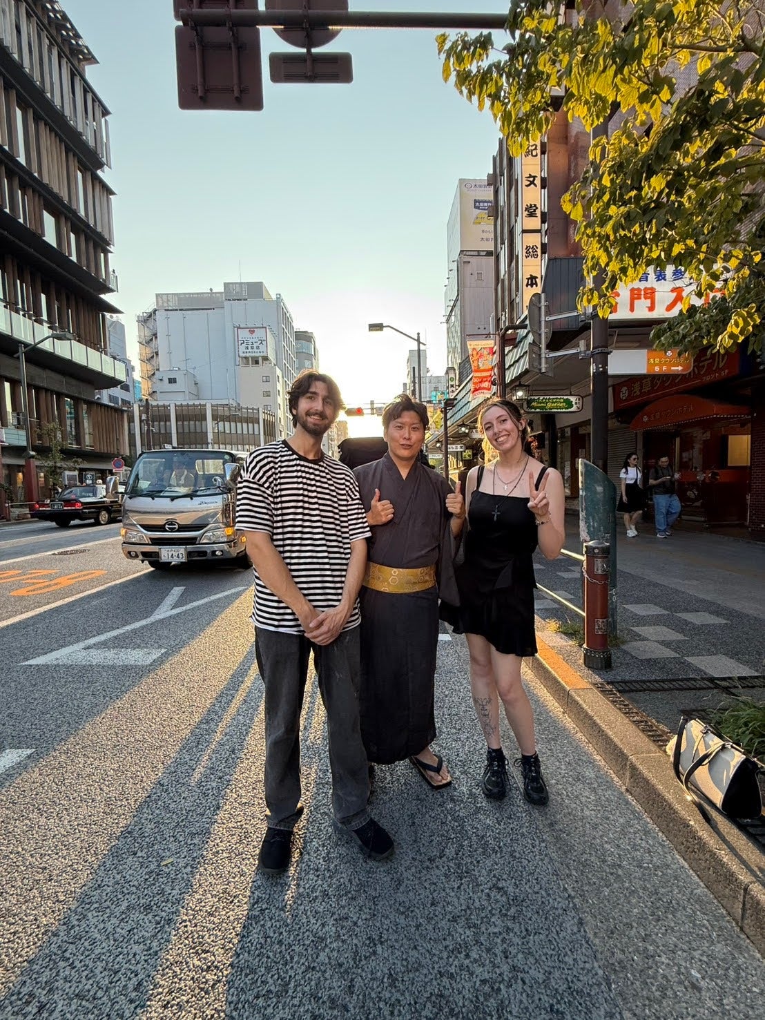 浅草にて民泊ゲストを案内／伊藤弘一氏／提供画像