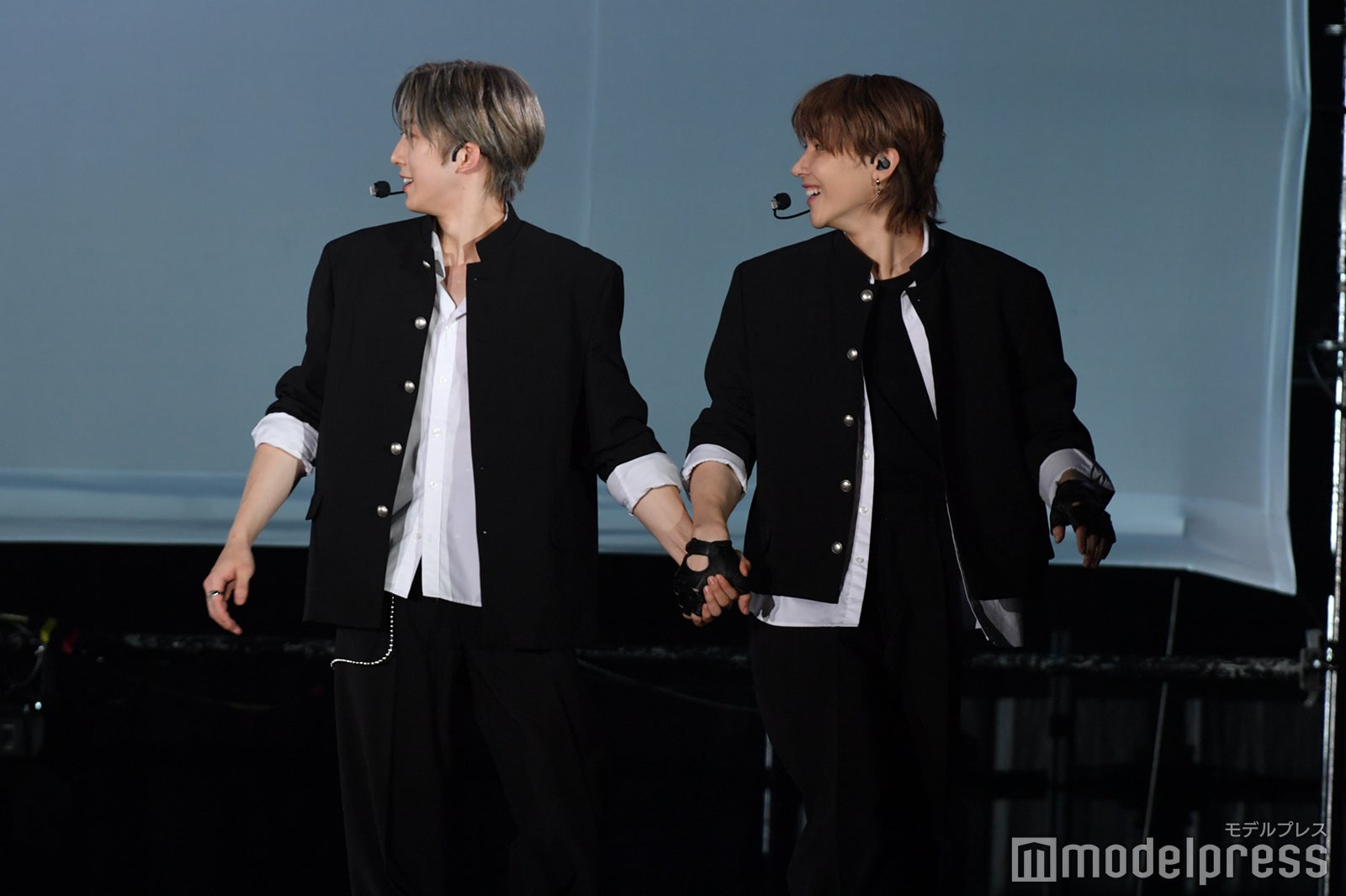 FUMA、NICHOLAS仲良し手繋ぎ（C）モデルプレス