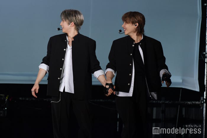 FUMA、NICHOLAS仲良し手繋ぎ(C)モデルプレス