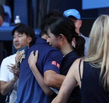 涙の現役ラスト試合終えた錦織圭 舞夫人も涙 抱き合い感謝伝える 家族、スタッフとも