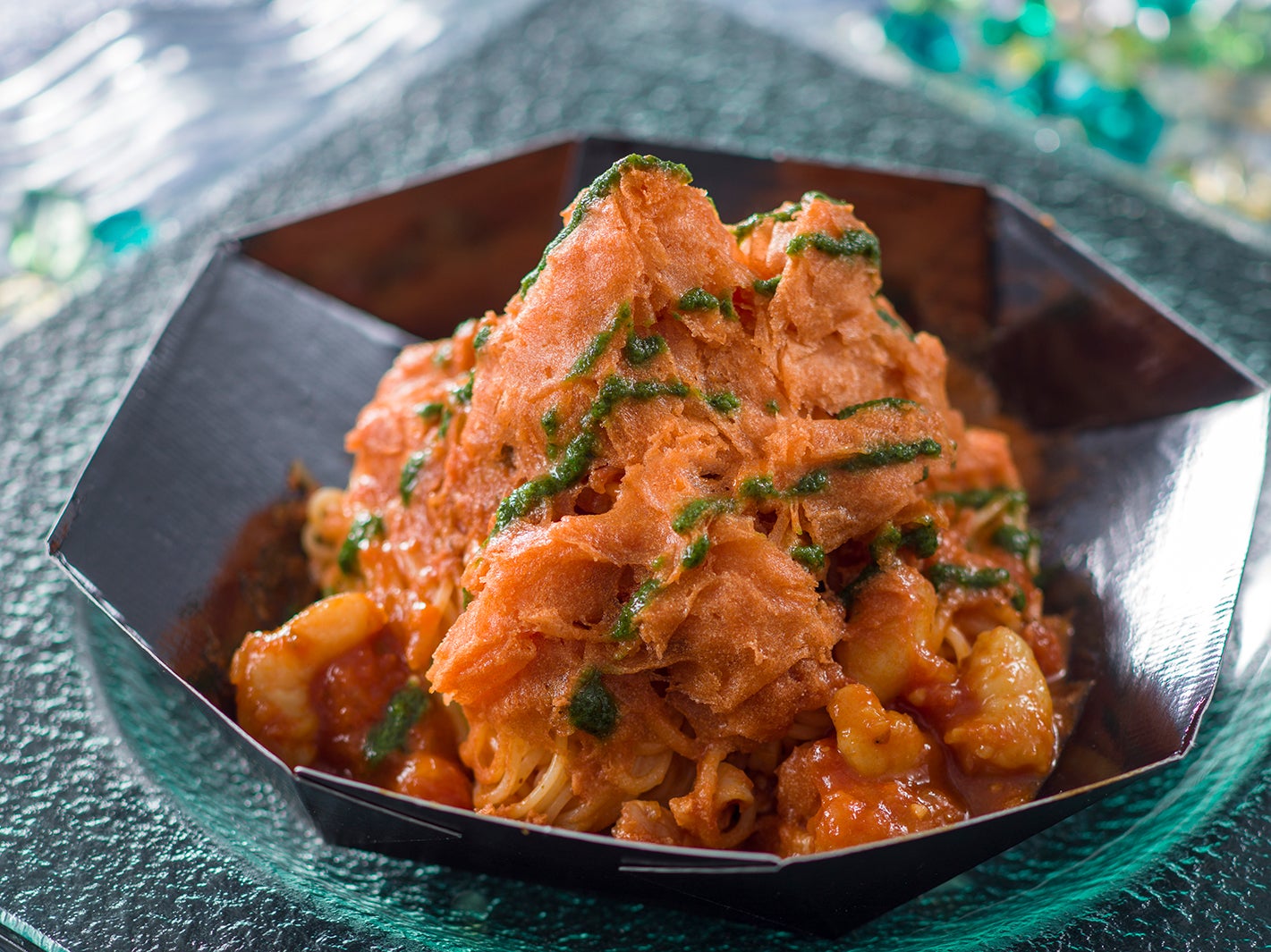 冷製パスタ、シュリンプとトマトのソース¥1,100※2021年6月1日販売開始（C）Disney