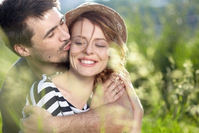 幸せ感じる 女子が好きなハグは 前から 後ろから モデルプレス