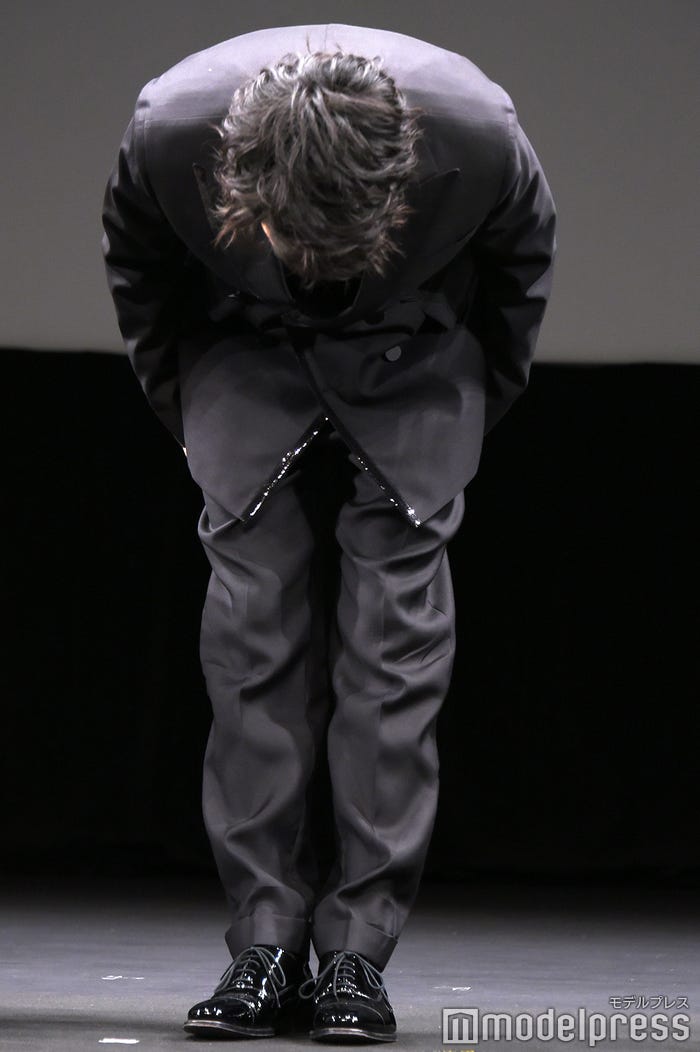 深々とお辞儀をする田中圭(C)モデルプレス