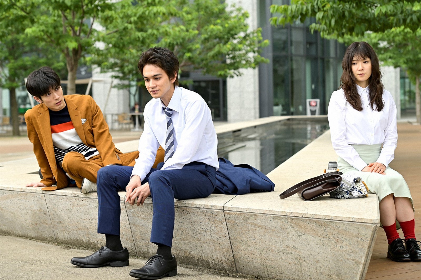 三浦春馬さん、北村匠海、松岡茉優「おカネの切れ目が恋のはじまり」第1話より（C）TBS