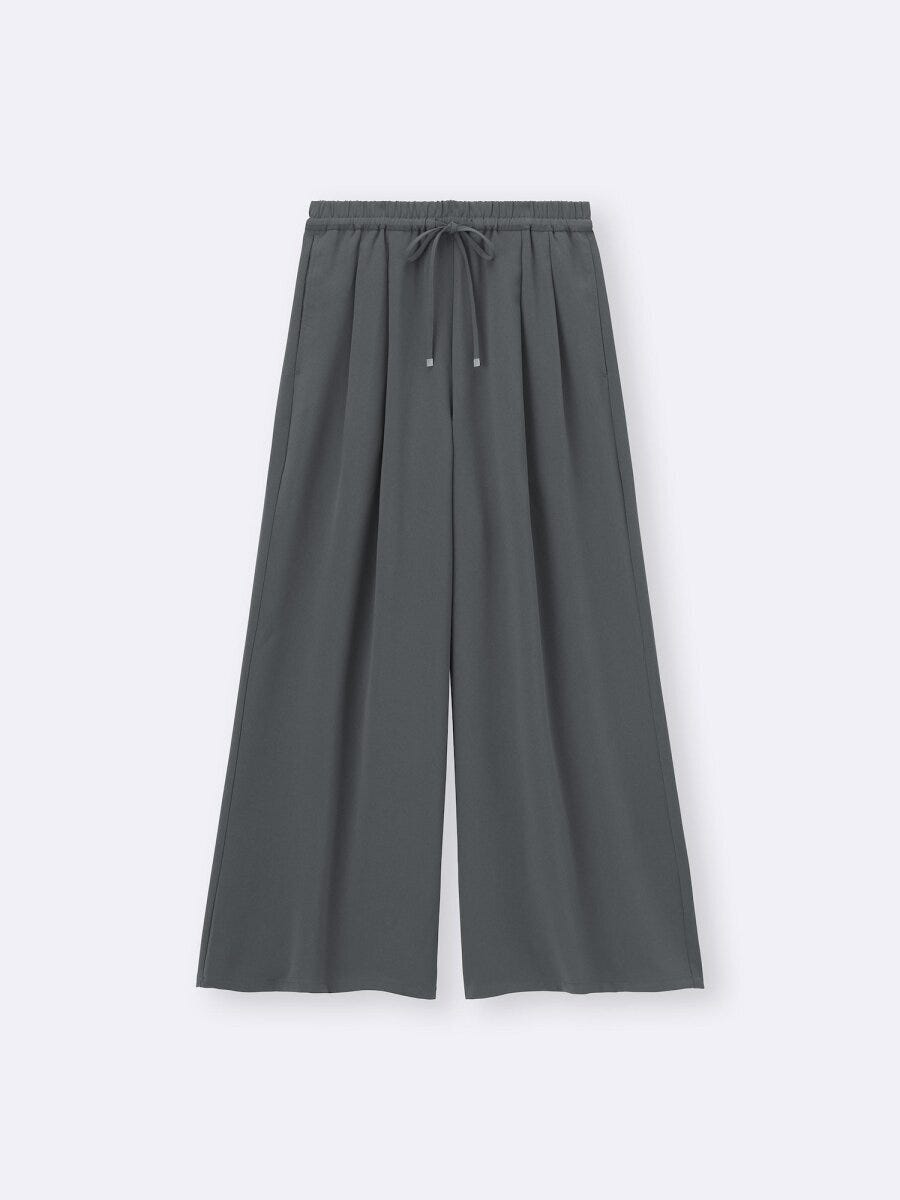 グレーのドレープ素材ワイドパンツ。ウエストゴムと紐付き。 グレーのドレープ素材ワイドパンツ。ウエストゴムと紐付き。